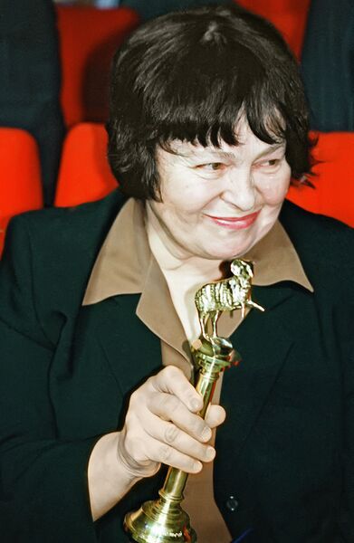 Режиссёр Кира Муратова на торжественной церемонии вручения Национальной премии кинокритики Золотой овен - 2002 получила награду за лучшую режиссёрскую работу в фильме Чеховские мотивы Режиссёр Кира Муратова на торжественной церемонии вручения Национальной премии кинокритики Золотой овен - 2002 получила награду за лучшую режиссёрскую работу в фильме Чеховские мотивы