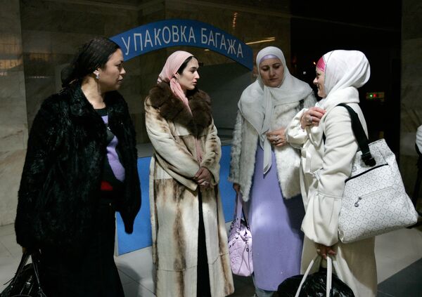 Чеченские паломники, вылетающие в Саудовскую Аравию, в зале ожидания в аэропорту города Грозного Чеченские паломники, вылетающие в Саудовскую Аравию, в зале ожидания в аэропорту города Грозного