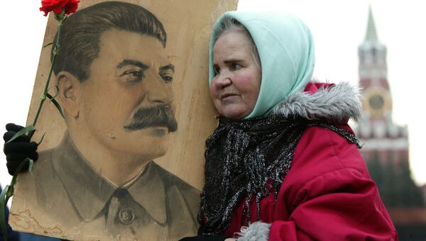 Женщина с портретом Сталина на Красной площади. Архив Женщина с портретом Сталина на Красной площади. Архив