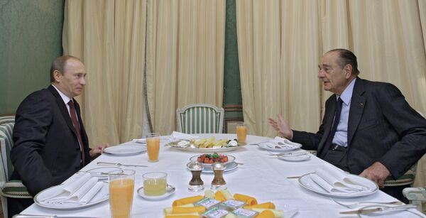Премьер-министр РФ Владимир Путин и экс-президент Франции Жак Ширак во время рабочего завтрака Премьер-министр РФ Владимир Путин и экс-президент Франции Жак Ширак во время рабочего завтрака
