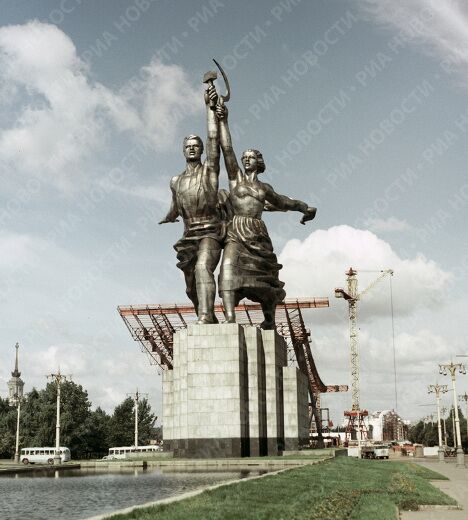Скульптура Рабочий и колхозница Скульптура Рабочий и колхозница