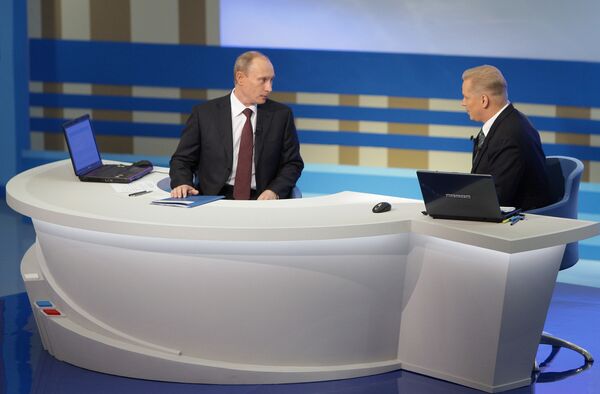 Премьер-министр РФ Владимир Путин отвечает на вопросы россиян в прямом эфире Премьер-министр РФ Владимир Путин отвечает на вопросы россиян в прямом эфире