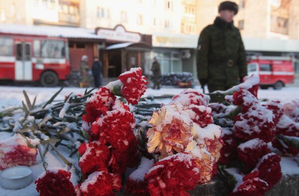 Жители Перми почтили память погибших при пожаре в ночном клубе Хромая лошадь в Перми Жители Перми почтили память погибших при пожаре в ночном клубе Хромая лошадь в Перми