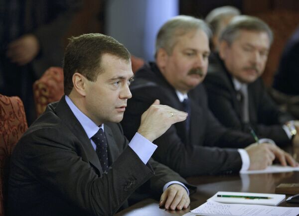 Медведев поздравил судей КС и пообещал повышать авторитет судебной власти Медведев поздравил судей КС и пообещал повышать авторитет судебной власти