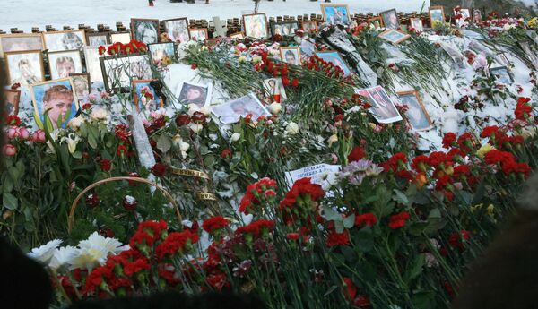 Жители Перми почтили память погибших при пожаре в ночном клубе Жители Перми почтили память погибших при пожаре в ночном клубе