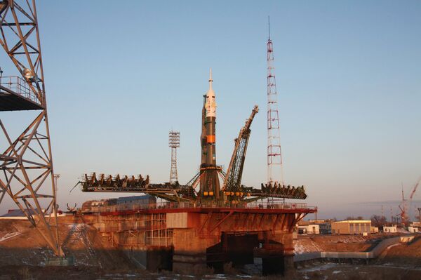 Установка ракеты-носителя Союз-ФГ с транспортным кораблем Союз. Архив Установка ракеты-носителя Союз-ФГ с транспортным кораблем Союз. Архив