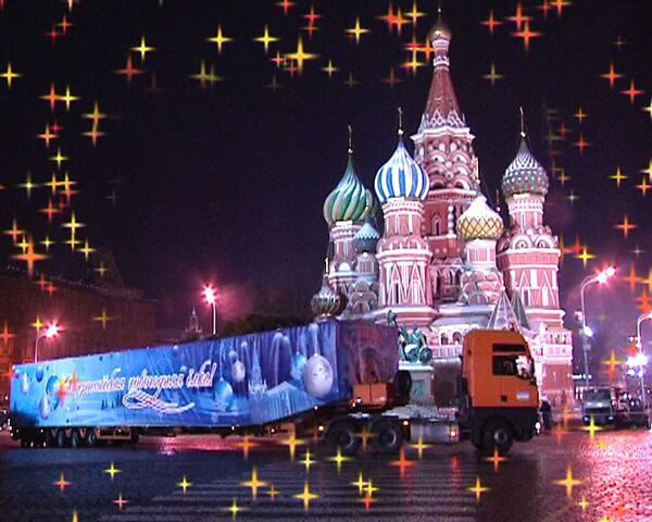 Новогоднюю елку в Кремль привез сам Дед Мороз Новогоднюю елку в Кремль привез сам Дед Мороз