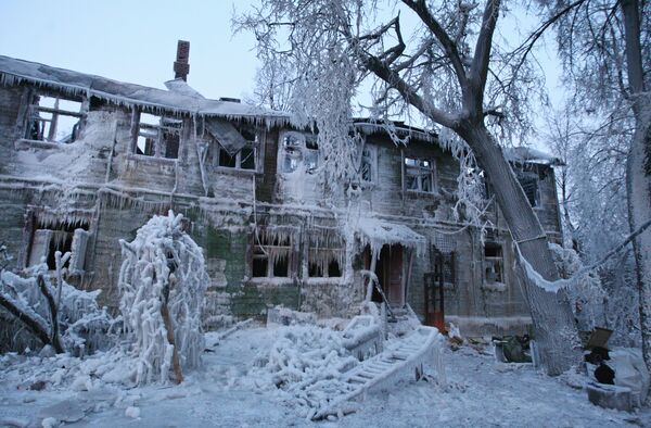 Сгоревший памятник истории в Царицыно после тушения пожара Сгоревший памятник истории в Царицыно после тушения пожара