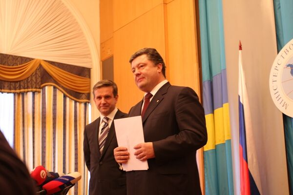 Церемония вручения новым посолом России на Украине Михаилом Зурабовым министру иностранных дел Украины Петру Порошенко копий верительных грамот. Архив Церемония вручения новым посолом России на Украине Михаилом Зурабовым министру иностранных дел Украины Петру Порошенко копий верительных грамот. Архив
