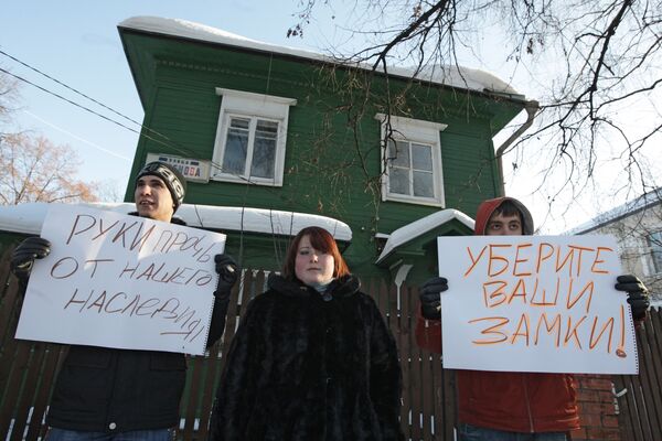 Митинг жителей поселка Сокол в защиту прав на свои дома Митинг жителей поселка Сокол в защиту прав на свои дома