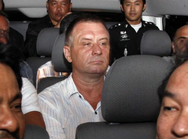 Экипаж самолета Ил-76, задержанного 12 декабря 2009 года в аэропорту Бангкока с грузом оружия из Северной Кореи Экипаж самолета Ил-76, задержанного 12 декабря 2009 года в аэропорту Бангкока с грузом оружия из Северной Кореи