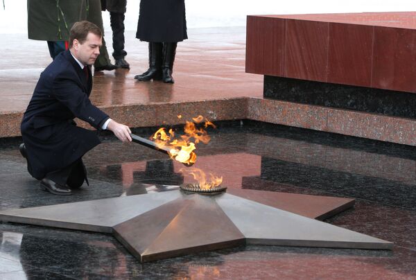 Президент РФ Д.Медведев принял участие в церемонии возвращения Вечного огня в Александровский сад Президент РФ Д.Медведев принял участие в церемонии возвращения Вечного огня в Александровский сад