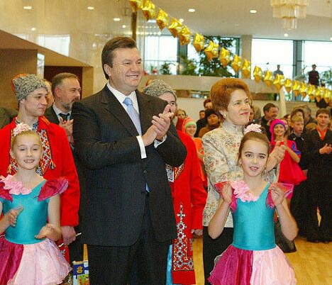Виктор Янукович с супругой Людмилой Виктор Янукович с супругой Людмилой