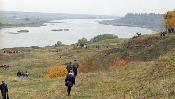 Окрестности села Константиново в день 100-летия С. Есенина Окрестности села Константиново в день 100-летия С. Есенина