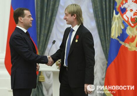 Дмитрий Медведев вручил награды российским олимпийцам Дмитрий Медведев вручил награды российским олимпийцам