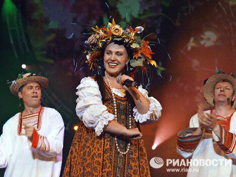 Надежда Бабкина во время выступления Надежда Бабкина во время выступления