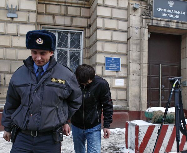 Милиция задерживает подозреваемого в совершении преступления. Архив Милиция задерживает подозреваемого в совершении преступления. Архив
