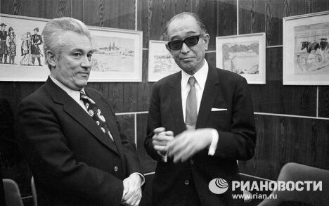 Писатель Юрий Нагибин и японский кинорежиссер Акира Куросава Писатель Юрий Нагибин и японский кинорежиссер Акира Куросава