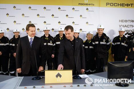 Дмитрий Медведев посетил Приобское нефтяное месторождение Дмитрий Медведев посетил Приобское нефтяное месторождение