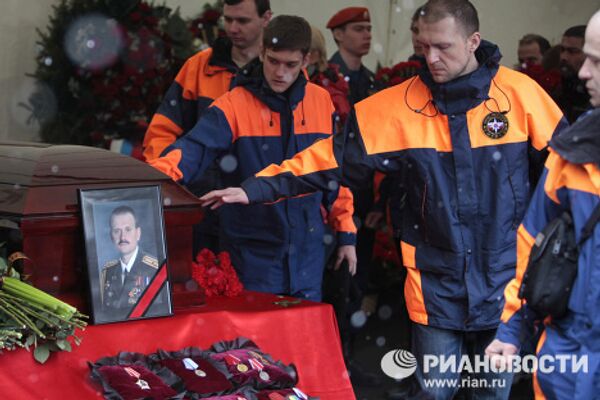 Прощание с начальником службы пожаротушения Москвы Евгением Чернышовым Прощание с начальником службы пожаротушения Москвы Евгением Чернышовым