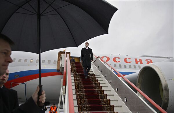 Президент России Дмитрий Медведев в аэропорту. Архив Президент России Дмитрий Медведев в аэропорту. Архив