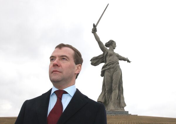 Президент РФ Д.Медведев на Мамаевом кургане Президент РФ Д.Медведев на Мамаевом кургане