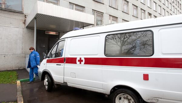 Машина скорой помощи у приемного отделения одной из городских больниц. Архив Машина скорой помощи у приемного отделения одной из городских больниц. Архив
