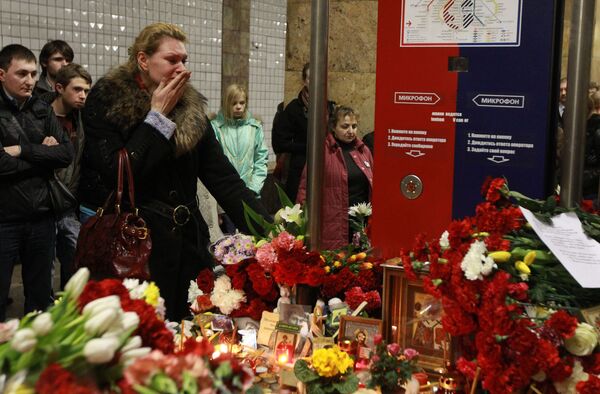 Москвичи почтили память погибших в результате взрыва на станции метро Парк культуры Москвичи почтили память погибших в результате взрыва на станции метро Парк культуры