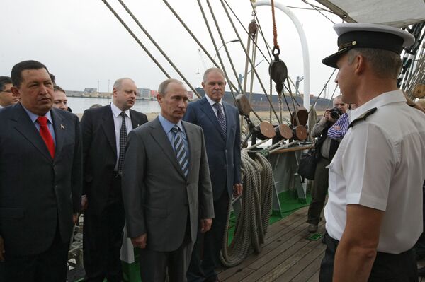 Владимир Путин и Уго Чавес посетили барк Крузенштерн, пришвартованный в порту Каракаса Владимир Путин и Уго Чавес посетили барк Крузенштерн, пришвартованный в порту Каракаса