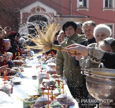 Освящение пасхальных куличей в Донском монастыре в Москве Освящение пасхальных куличей в Донском монастыре в Москве