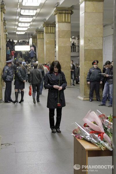 Жертв теракта в московском метро поминают на станции Парк Культуры Жертв теракта в московском метро поминают на станции Парк Культуры
