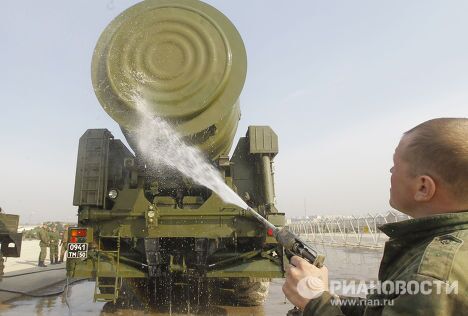 Демонстрация ракетного комплекса Тополь-М на подмосковном полигоне Алабино Демонстрация ракетного комплекса Тополь-М на подмосковном полигоне Алабино