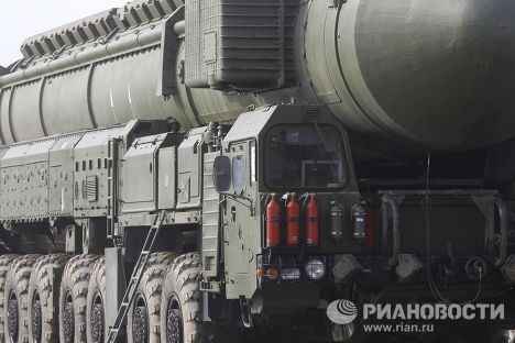 Демонстрация ракетного комплекса Тополь-М на подмосковном полигоне Алабино Демонстрация ракетного комплекса Тополь-М на подмосковном полигоне Алабино