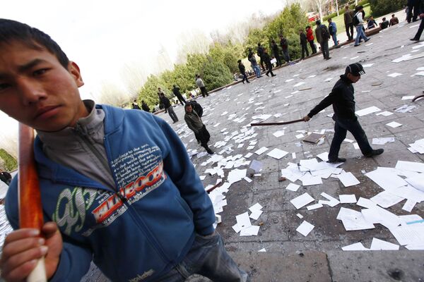 Более 10 погибших во время беспорядков в Киргизии пока не опознаны Более 10 погибших во время беспорядков в Киргизии пока не опознаны