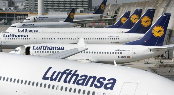 Самолеты авиакомпании Lufthansa в аэропорту Франкфурта Самолеты авиакомпании Lufthansa в аэропорту Франкфурта
