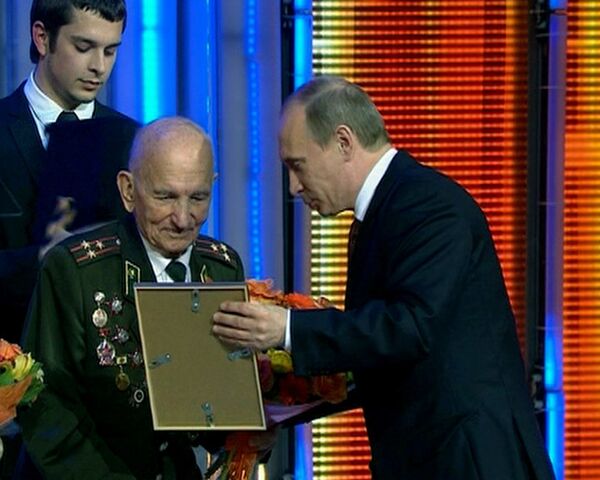 Премьер Путин вручил денежные премии врачам-ветеранам ВОВ Премьер Путин вручил денежные премии врачам-ветеранам ВОВ
