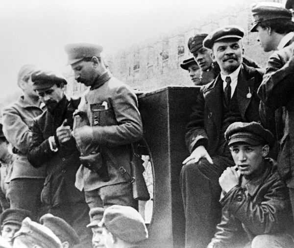 Ленин на празднике войск Всеобуча Ленин на празднике войск Всеобуча