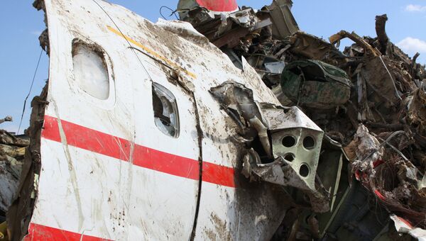 Обломки польского правительственного самолета Ту-154 на охраняемой площадке аэродрома в Смоленске Обломки польского правительственного самолета Ту-154 на охраняемой площадке аэродрома в Смоленске