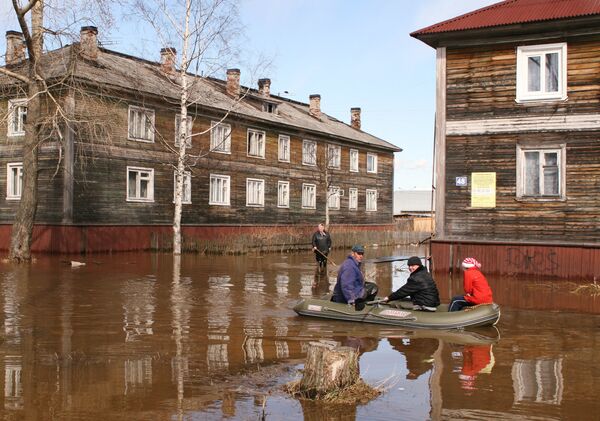 Паводковые воды подступили к жилым домам в Архангельске Паводковые воды подступили к жилым домам в Архангельске