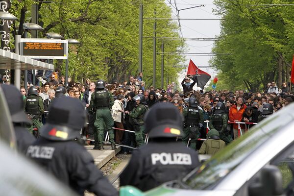 Противостояние полиции и демонстрантов продолжается в Берлине Противостояние полиции и демонстрантов продолжается в Берлине