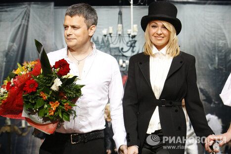 Дизайнер Илья Шиян и продюсер Яна Рудковская во время показа Дизайнер Илья Шиян и продюсер Яна Рудковская во время показа
