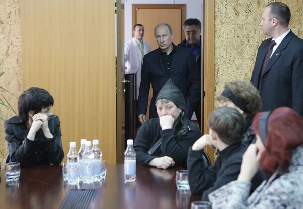 Владимир Путин встретился с группой родственников горняков, погибших в результате аварии на шахте Распадская Владимир Путин встретился с группой родственников горняков, погибших в результате аварии на шахте Распадская