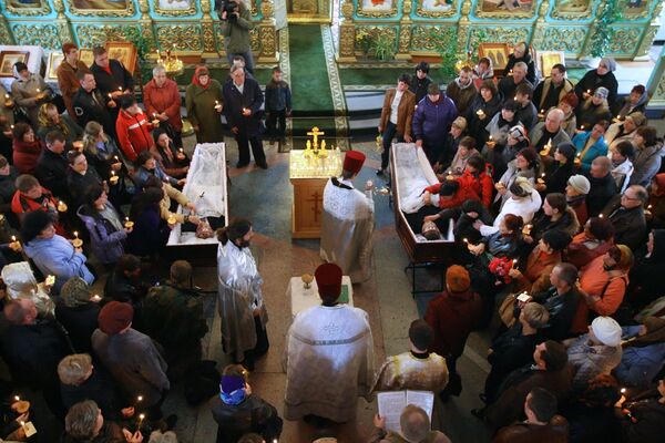 Отпевание двух горняков, погибших во время взрывов на шахте Распадская. Архив Отпевание двух горняков, погибших во время взрывов на шахте Распадская. Архив