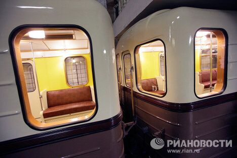 15 мая в день 75-летия Московского метрополитена был пущен ретропоезд, в точности воспроизводящий первый состав 1934 года 15 мая в день 75-летия Московского метрополитена был пущен ретропоезд, в точности воспроизводящий первый состав 1934 года