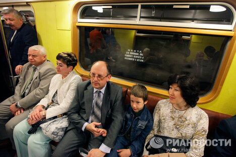 15 мая в день 75-летия Московского метрополитена был пущен ретропоезд, в точности воспроизводящий первый состав 1934 года 15 мая в день 75-летия Московского метрополитена был пущен ретропоезд, в точности воспроизводящий первый состав 1934 года