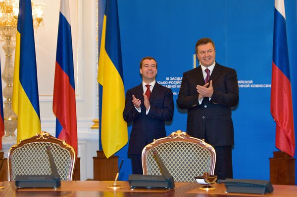 Президенты России и Украины Дмитрий Медведев и Виктор Янукович. Архив Президенты России и Украины Дмитрий Медведев и Виктор Янукович. Архив