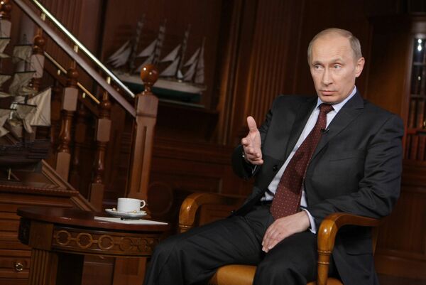 Премьер-министр РФ Владимир Путин во время интервью телекомпании Мир Премьер-министр РФ Владимир Путин во время интервью телекомпании Мир