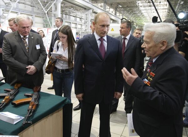 Премьер-министр РФ Владимир Путин посетил ОАО Ижмаш Премьер-министр РФ Владимир Путин посетил ОАО Ижмаш
