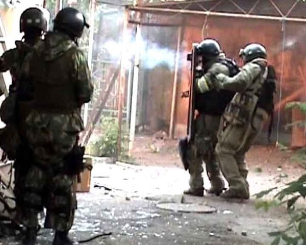 Силовики штурмуют дом с боевиками в Махачкале. Видео спецоперации Силовики штурмуют дом с боевиками в Махачкале. Видео спецоперации