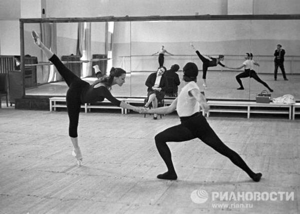 Артисты балета Майя Плисецкая и Николай Фадеечев на репетиции Артисты балета Майя Плисецкая и Николай Фадеечев на репетиции